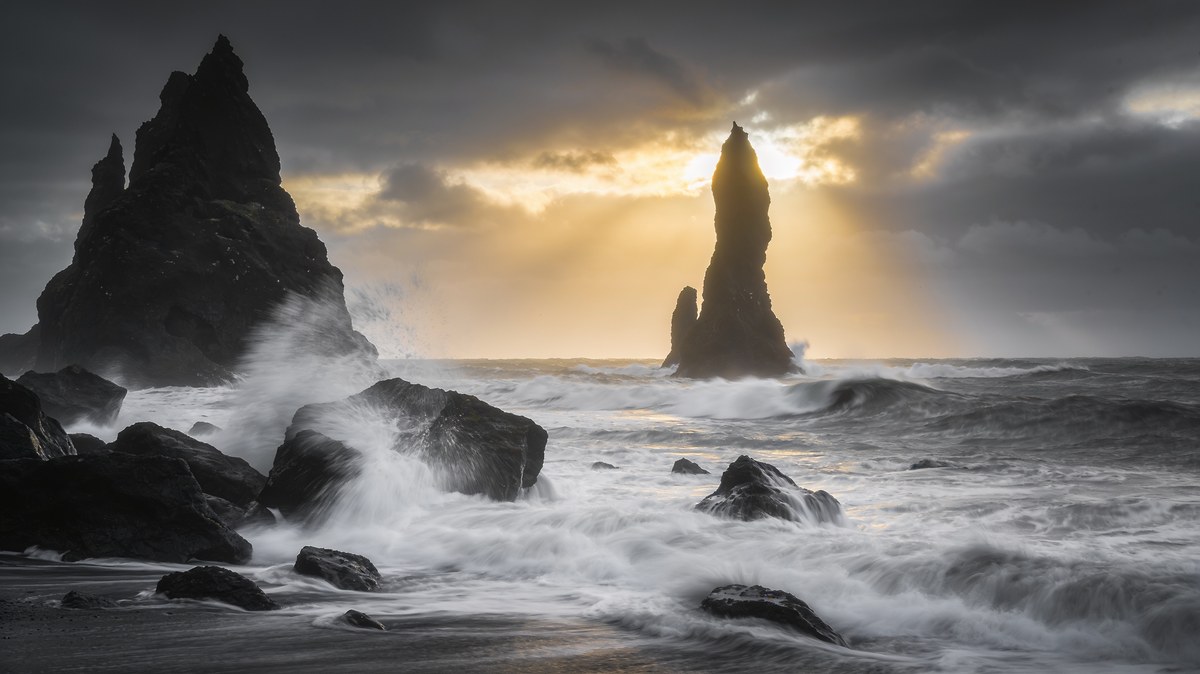 Vulkanische kust aan de rand van een storm, gemaakt met Seedream 4.5